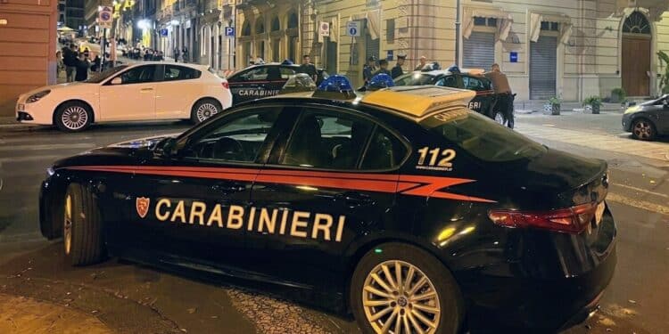 Cagliari, atti osceni in piazza Yenne e scontro con i carabinieri: arrestata una coppia in centro