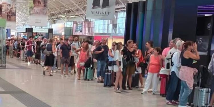 Cagliari, l’aeroporto tiene in ostaggio residenti e turisti: controesodo da incubo