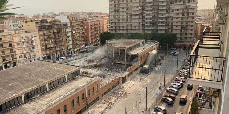 Cagliari, missione compiuta: completamente sventrato il mercato di San Benedetto