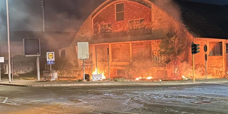 Tra Pirri e Monserrato in fiamme nella notte l’ex cantina Picciau: colpa di una sigaretta?