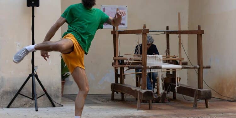In Situ, Isili diventa palcoscenico: oltre 50 artisti tra danza, rame e tessitura