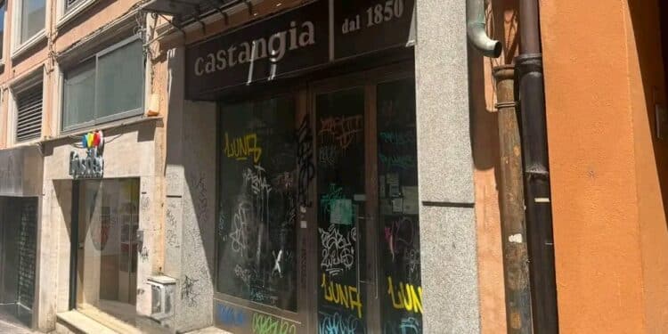 Un tuffo al cuore vedere Castangia così”: la nostalgia dei cagliaritani per i negozi storici, tra ricordi e timori per il futuro del centro