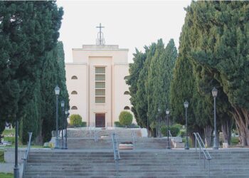 Cagliari, rubati mazzi di fiori dalla tomba di una bambina: “Non so come definirvi”