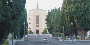 Cagliari, rubati mazzi di fiori dalla tomba di una bambina: “Non so come definirvi”