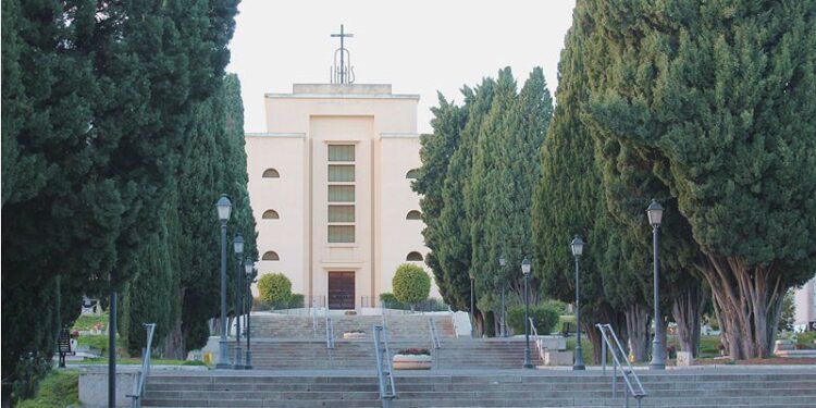 Cagliari, rubati mazzi di fiori dalla tomba di una bambina: “Non so come definirvi”