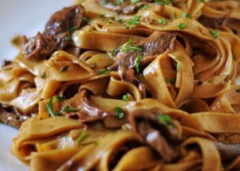 La cultura nel piatto, tagliatelle  ai funghi champignon con porcini secchi e parmigiano