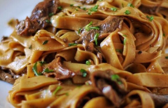 La cultura nel piatto, tagliatelle  ai funghi champignon con porcini secchi e parmigiano