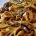 La cultura nel piatto, tagliatelle ai funghi champignon con porcini secchi e parmigiano