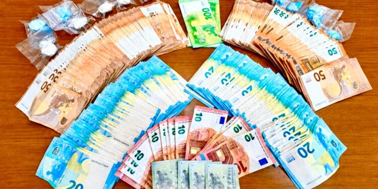 Spaccio di droga, arrestate 2 persone a Elmas: sequestrati cocaina, eroina e 16 mila euro