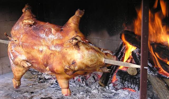Il maialetto re della tavola di Ferragosto, ma scatta l’allarme: prezzi bassi e origine non sicura, urge l’Igp