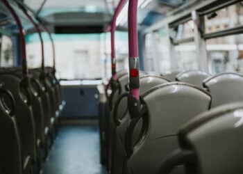 Capoterra, baby gang scatenata molesta un gruppo di ragazze sul bus: video porno e sputi