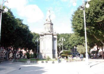 Cagliari, paura in piazza del Carmine, un uomo tenta di ferire i passanti con una bottiglia di vetro rotta
