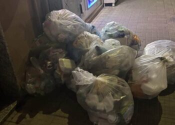 La Sardegna affoga nella plastica: centri di stoccaggio che si riempiono, ritiri rallentati, Comuni che rischiano il blocco totale
