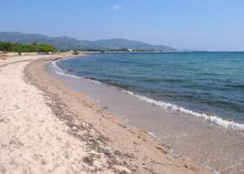 Quartu, la partita di beach volley irrita i bagnanti: arriva la polizia municipale, ma è polemica