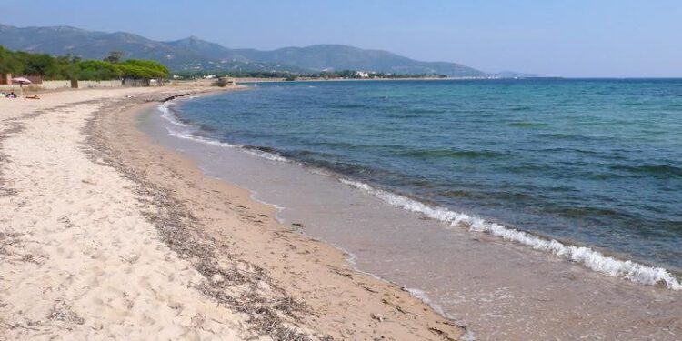 Quartu, la partita di beach volley irrita i bagnanti: arriva la polizia municipale, ma è polemica