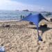Nora, il maxi telo in spiaggia divide i bagnanti: “Sono accampamenti abusivi”. Ma c’è chi replica: “Lasciateci vivere il mare in libertà”