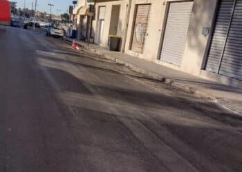 Cagliari, in Via Basilicata l’asfalto appena rifatto viene demolito dopo poche settimane: Farris interroga l’Amministrazione