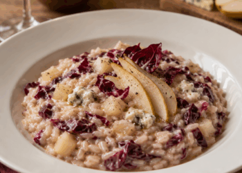 La cultura nel piatto: risotto al radicchio rosso, pera e gorgonzola dolce