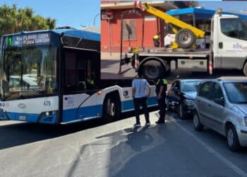 Cagliari, macchina parcheggiata all’angolo impedisce il passaggio dell’1: arriva il carroatrezzi