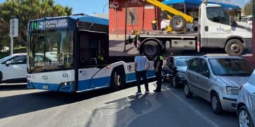 Cagliari, macchina parcheggiata all’angolo impedisce il passaggio dell’1: arriva il carroatrezzi