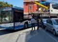 Cagliari, sosta selvaggia e zero rispetto: auto parcheggiata all’angolo blocca il bus, arriva il carro attrezzi