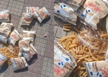 Assemini, pacchi di pasta donati dai volontari e gettati in strada