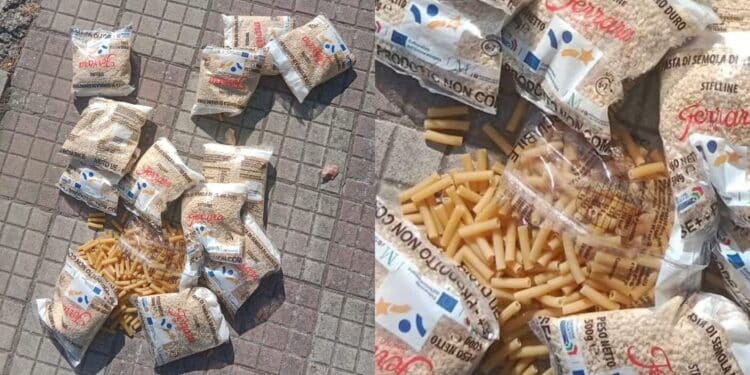 Assemini, pacchi di pasta donati dai volontari e gettati in strada