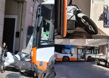 Cagliari, paura nel Corso Vittorio Emanuele fronte via Tigellio: bus contro scooter