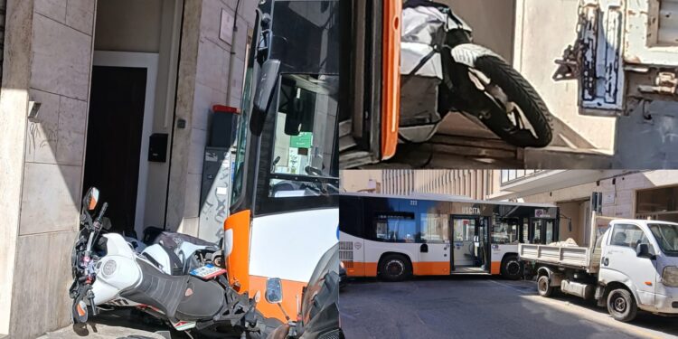 Cagliari, paura nel Corso Vittorio Emanuele fronte via Tigellio: bus contro scooter