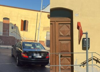 Selargius, specchio stradale rivolto verso il marciapiede impedisce la visuale