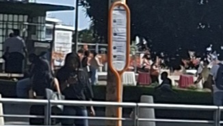 Cagliari, pretendono di viaggiare senza biglietto, tre stranieri scappano in piazza Matteotti e strattonano un controllore del Ctm