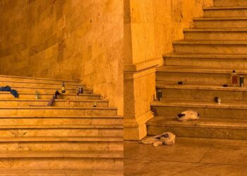 Cagliari, fiumi di alcol nei gradini del Bastione e docce improvvisate nelle piazze Matteotti e del Carmine