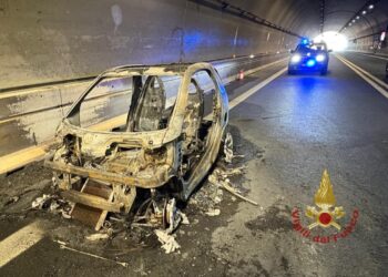 Quartu, auto in fiamme nella galleria “Murtineddu”: passeggeri illesi, statale 125 chiusa per ore