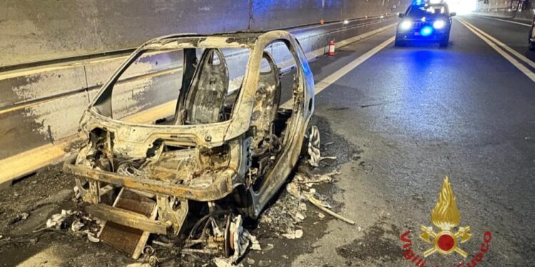 Quartu, auto in fiamme nella galleria “Murtineddu”: passeggeri illesi, statale 125 chiusa per ore