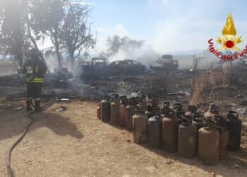 Sestu, vasto incendio a Cortexandra: a fuoco masserizie e veicoli in disuso