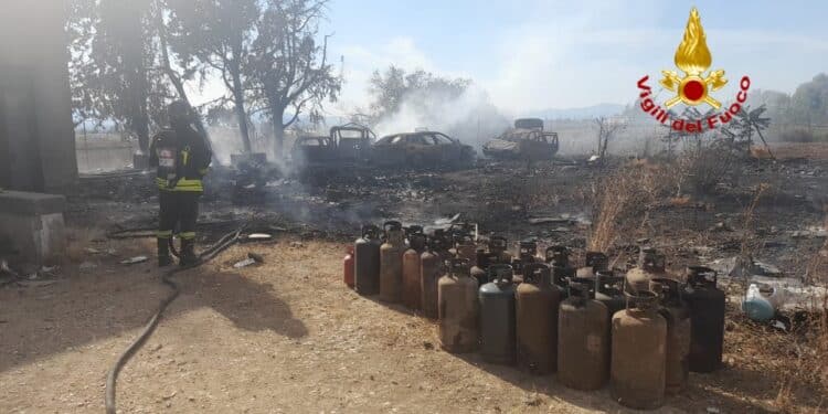 Sestu, vasto incendio a Cortexandra: a fuoco masserizie e veicoli in disuso