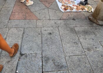 Cagliari, la polemica in Cattedrale: “Troppi venditori ambulanti dopo la Messa, turisti sbalorditi”