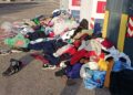 Quartu Sant’Elena, montagne di vestiti e scarpe riutilizzabili ma saccheggiate e lasciate in strada