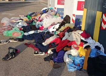 Quartu Sant’Elena, montagne di vestiti e scarpe riutilizzabili ma saccheggiate e lasciate in strada