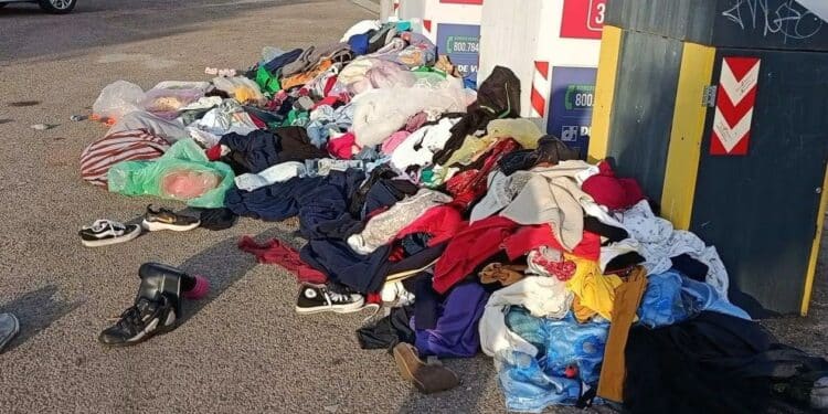 Quartu Sant’Elena, montagne di vestiti e scarpe riutilizzabili ma saccheggiate e lasciate in strada