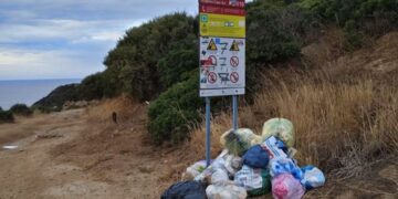 Incivili in azione, sulla scogliera di Capo Boi cumuli di rifiuti abbandonati