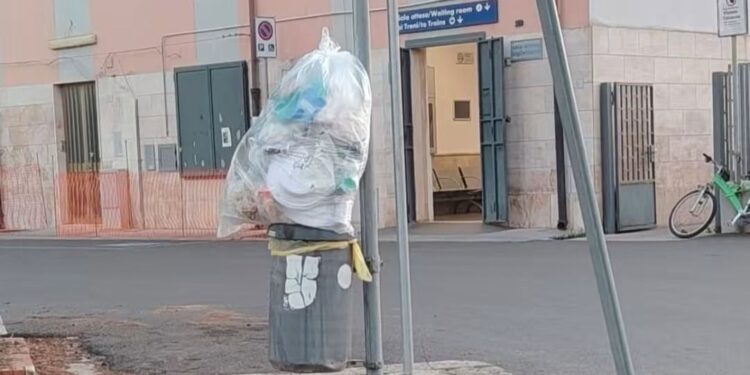 Villasor, cestini in strada scambiati per cassonetti: il sindaco richiama al decoro