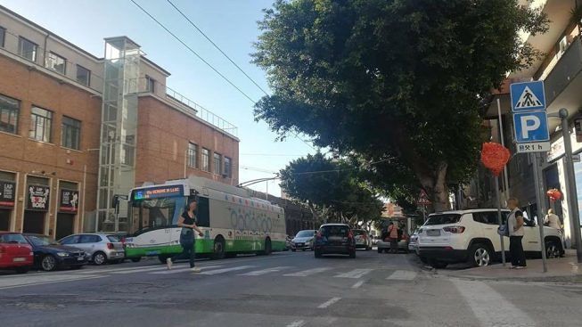 Cagliari, spariti nel nulla i 1500 parcheggi promessi da anni: posti auto fantasma nel centro della città