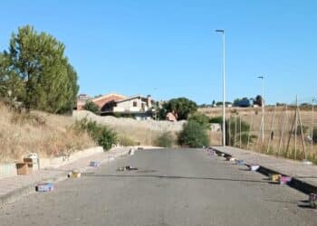Pirri, in via degli Ulivi dopo i fuochi d’artificio resta un tappeto di rifiuti