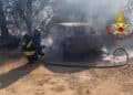 Torre delle Stelle, auto prende fuoco: le fiamme si propagano alla vegetazione