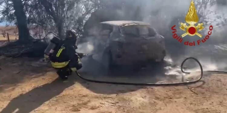 Torre delle Stelle, auto prende fuoco: le fiamme si propagano alla vegetazione