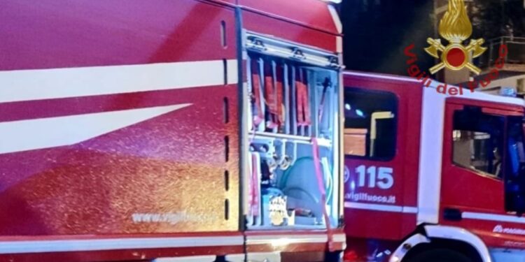 Paura a Quartu, fiamme in una veranda: intervengono i vigili del fuoco