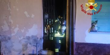 Paura a Tempio, fiamme in un’abitazione: un uomo trasportato in ospedale