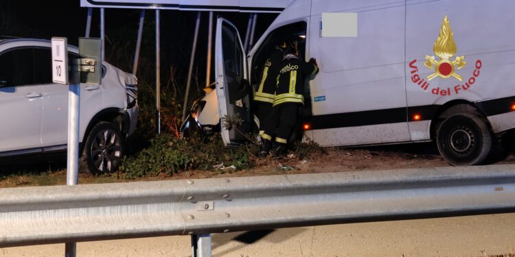 Scontro sulla Ss 554 a Quartucciu: un ferito in ospedale, danneggiate anche auto parcheggiate