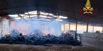 Guspini, incendio di fieno e paglia all’interno di due strutture di un’azienda agricola: danni ingenti